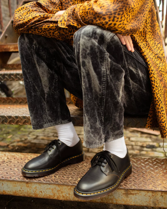 obuwie czarny vintage gładki F28B332 Eleganckie buty Smiths w stylu vintage z gładkiej skóry dla obu płci Dr. Martens