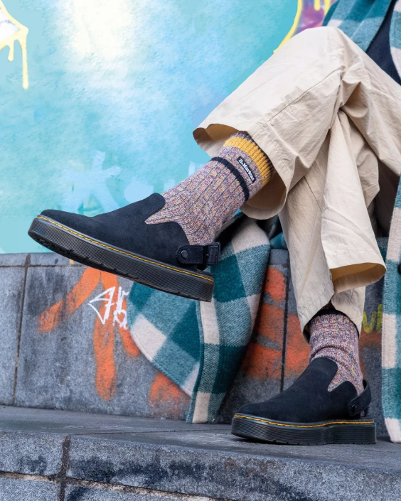 obuwie czarny e.h.zamsz F28B349 Zamszowe klapki marki Carlson na co dzień dla obu płci Dr. Martens