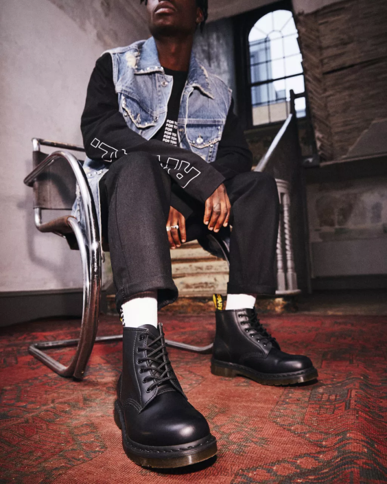 obuwie czarny gładki F28B152 101 gładkie skórzane botki za kostkę kobiety Dr. Martens