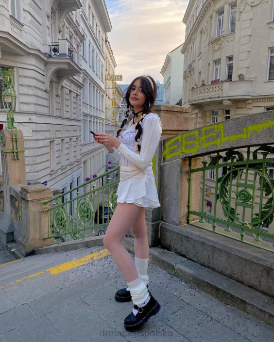 obuwie czarna mielona nappa F28B226 Skórzane buty na platformie firmy Addina z klamrą w kształcie kwiatka kobiety Dr. Martens