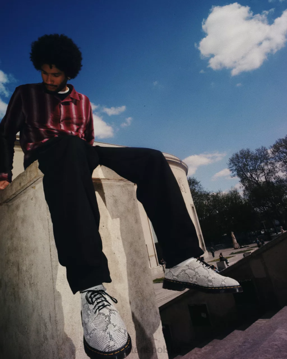 obuwie Zamsz w kolorze piaskowo-czarnym z nadrukiem pytona F28B315 Zamszowe buty oxford 2046 z motywem węża kobiety Dr. Martens