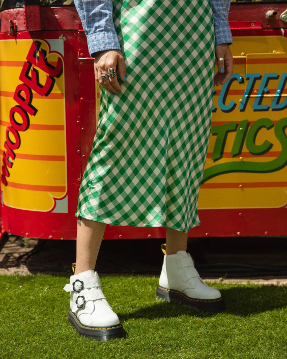 obuwie biała mielona nappa F28B213 Skórzane buty na platformie Devon z klamrą w kształcie kwiatu kobiety Dr. Martens