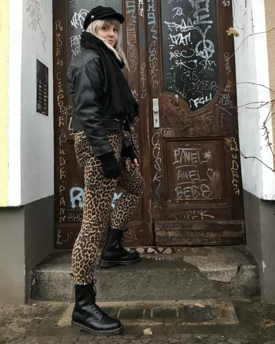 obuwie czarny gładki F28B360 1490 gładkie skórzane buty do połowy łydki kobiety Dr. Martens