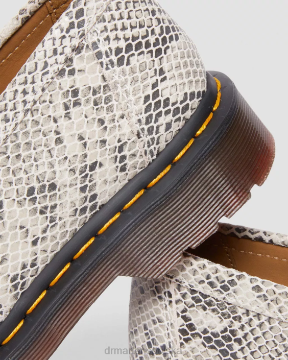 obuwie Zamsz w kolorze piaskowo-czarnym z nadrukiem pytona F28B377 Zamszowe mokasyny z nadrukiem Adriana snaffle pytona kobiety Dr. Martens