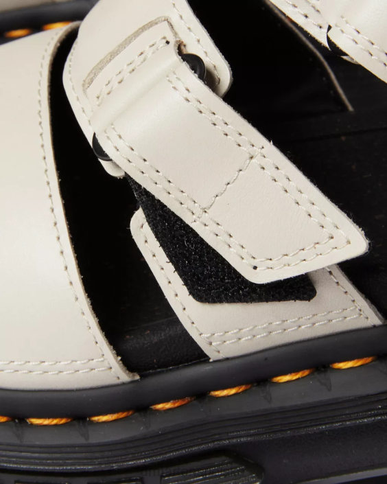 obuwie brukowana szarość nappa lux F28B268 Sandały na platformie z 3 paskami, ze skóry Ricki Nappa Lux kobiety Dr. Martens