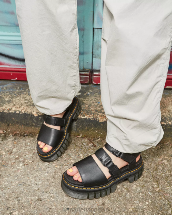 obuwie czarna nappa lux F28B244 Sandały na platformie z 3 paskami, ze skóry Ricki Nappa Lux kobiety Dr. Martens