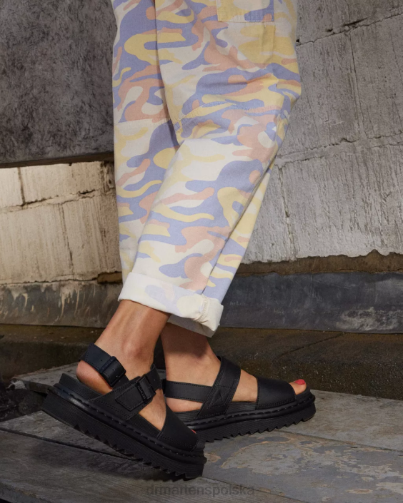 obuwie czarna woda F28B245 Sandały Voss ze skórzanym paskiem kobiety Dr. Martens