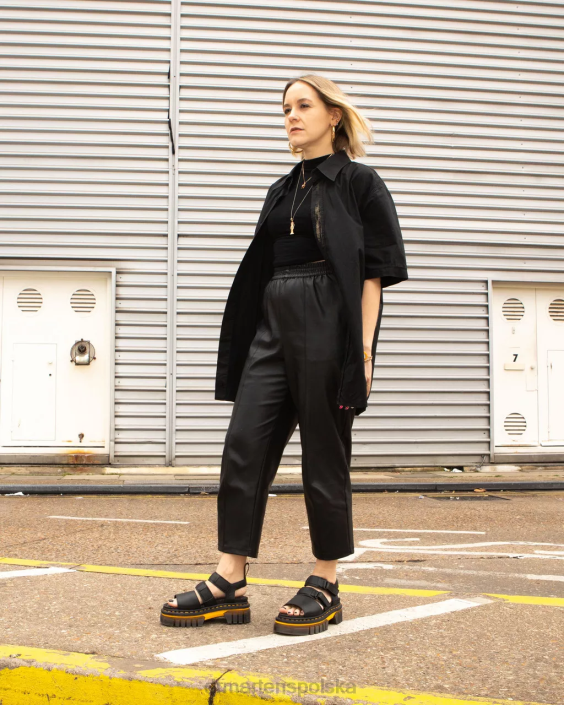 obuwie czarne polerowane Lucido F28B273 Ricki – Skórzane sandały na platformie z 3 paskami i kontrastową podeszwą kobiety Dr. Martens