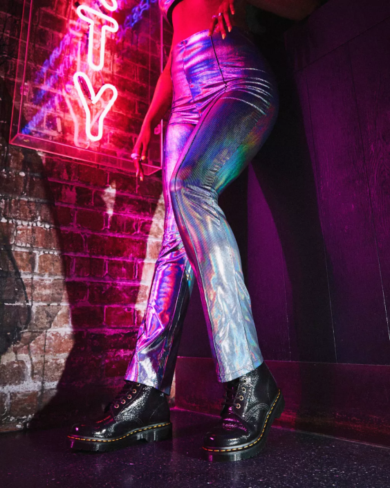 obuwie czarny postrzępiony patent F28B139 1460 buty z lakierowanej skóry w trudnej sytuacji kobiety Dr. Martens