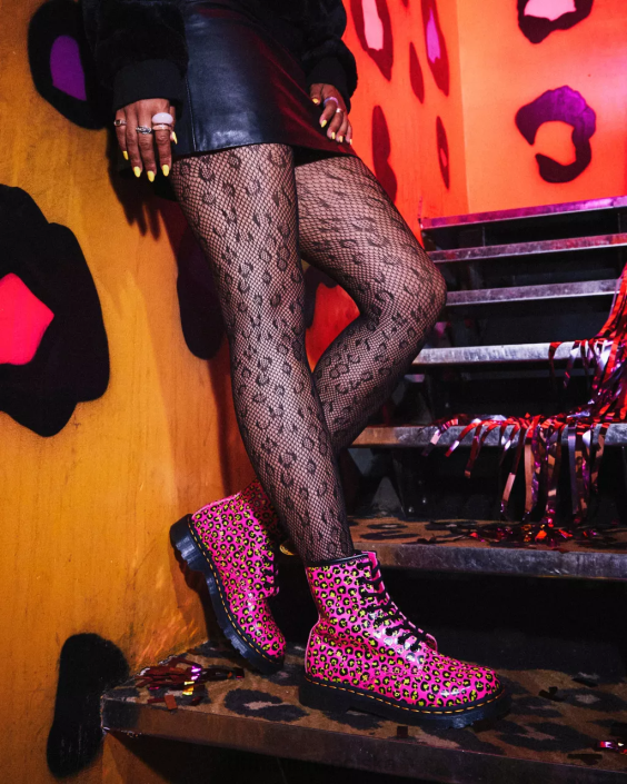 obuwie różowy gładki F28B117 1460 Sznurowane buty z gładkiej skóry w panterkę kobiety Dr. Martens