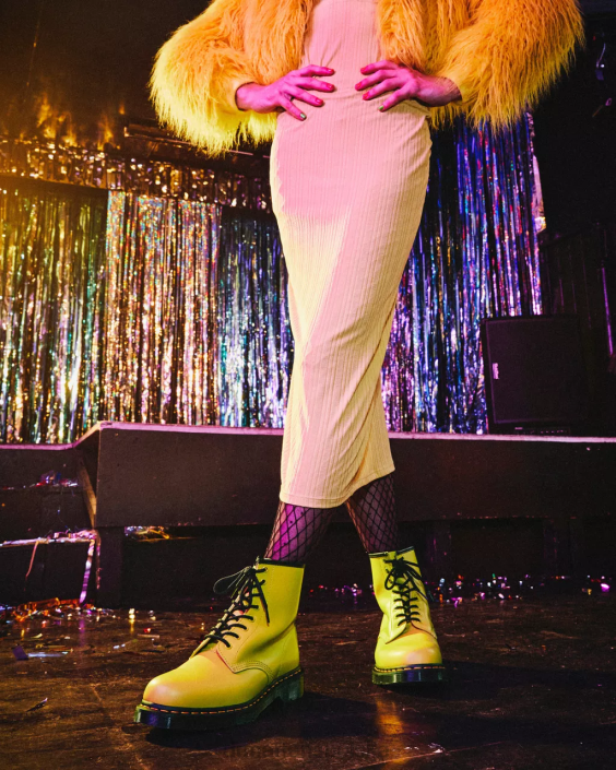 obuwie żółty gładki F28B126 Sznurowane buty z gładkiej skóry 1460 kobiety Dr. Martens